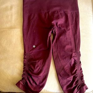 Lululemon burgundy stretchy/ scruncy cropped yoga pant